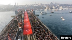 Filistinliler’e destek yürüyüşü nedeniyle Galata Köprüsü ve civardaki pek çok nokta trafiğe kapatıldı.